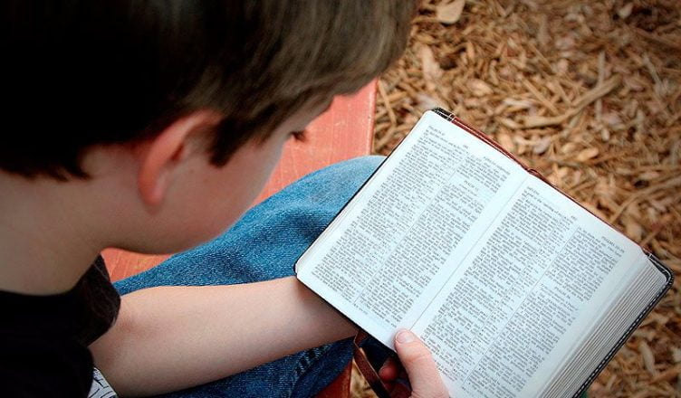 niño leer biblia